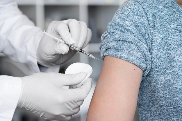Mujer recibiendo vacuna inyectada por médico