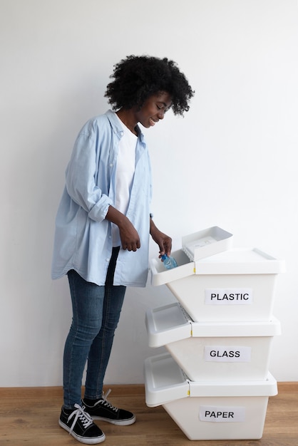 Mujer reciclando por un mejor medio ambiente