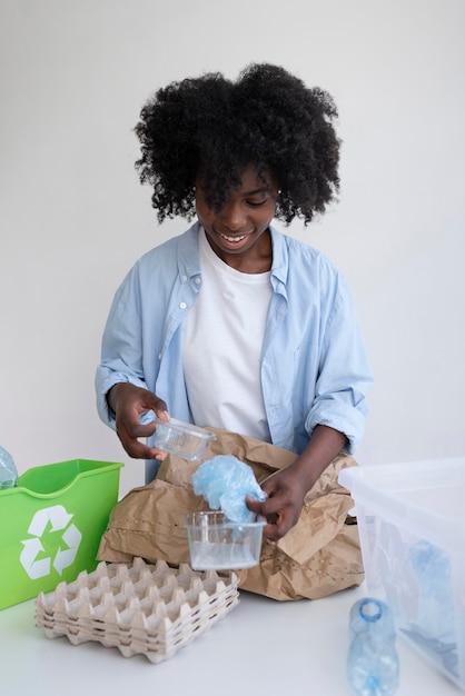 Foto gratuita mujer reciclando por un mejor medio ambiente