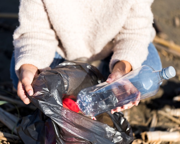 Mujer recogiendo basura del mar