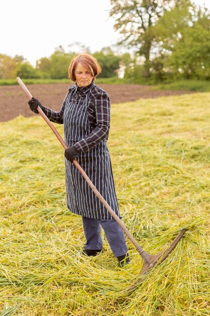 Mujer recogiendo hierba