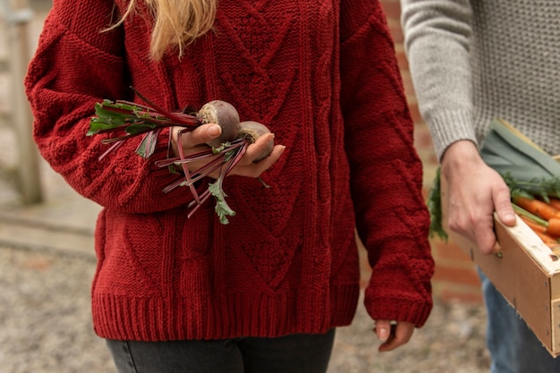 Mujer recogiendo remolachas de la granja