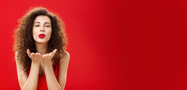 Foto gratuita mujer recompensa a su novio con un apasionado beso de viento después de una cita romántica retrato de un adulto sensual y caliente