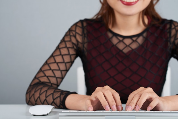 Foto gratuita mujer recortada ocupada typinh en el teclado