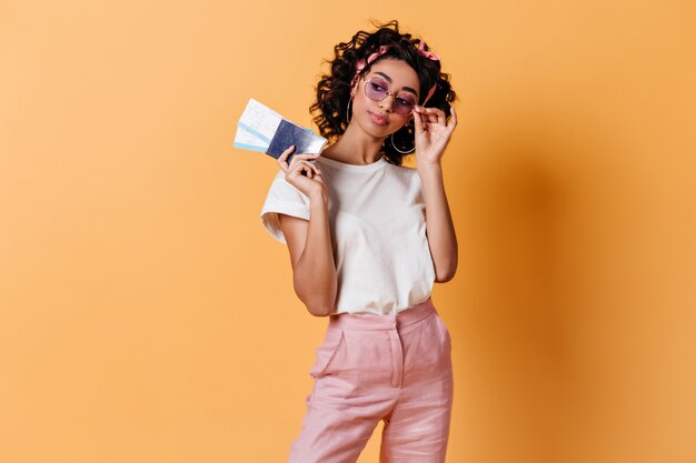 Mujer refinada con billetes de avión