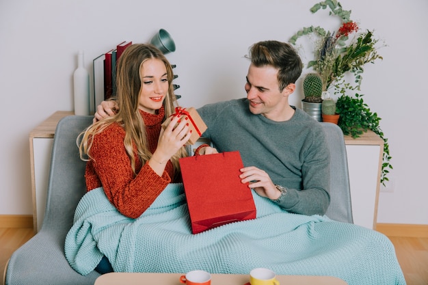 Mujer con regalo del hombre