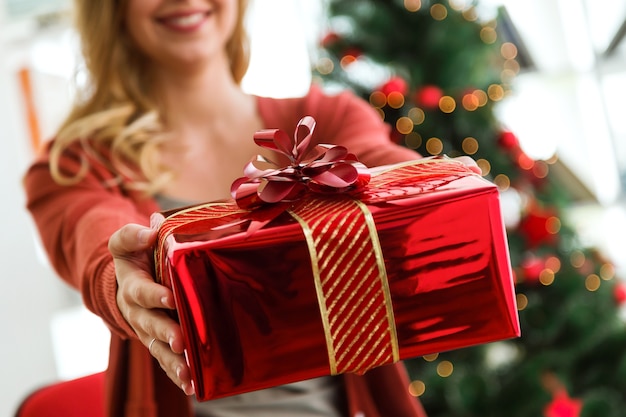 Mujer con un regalo rojo