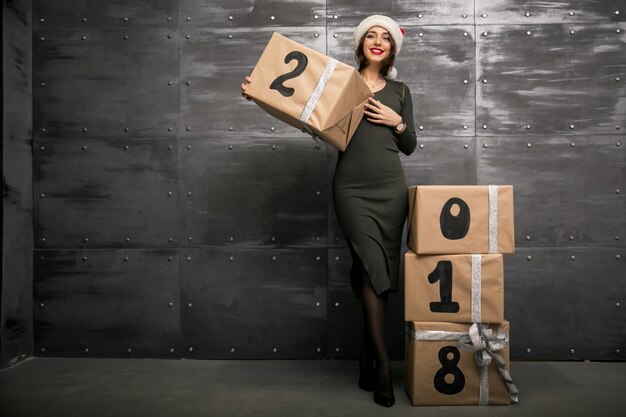 Mujer con regalos en año nuevo