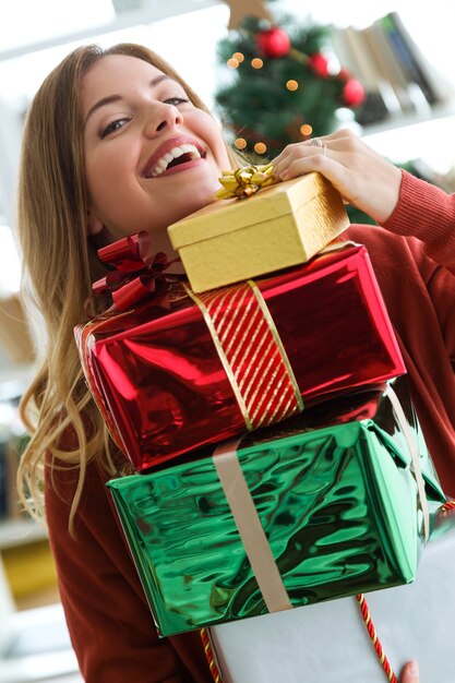 Mujer con regalos de colores en las manos