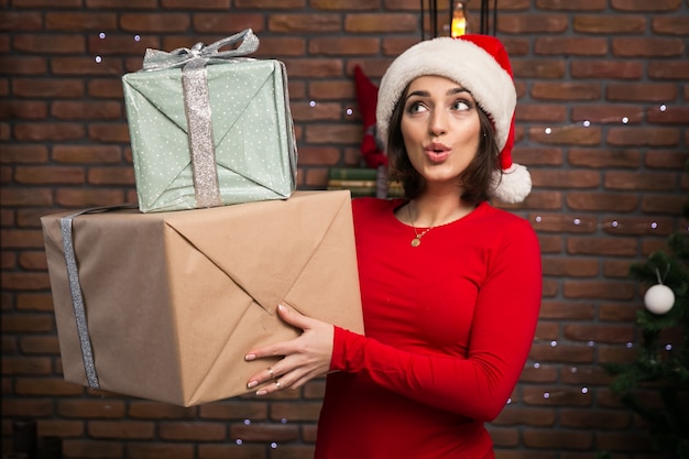 Mujer con regalos para Navidad