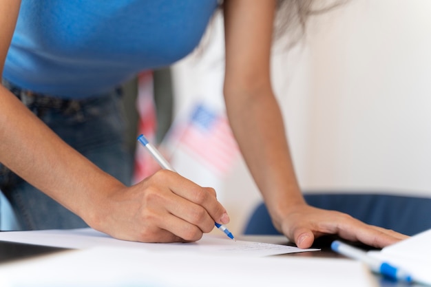 Mujer registrándose para votar en los estados unidos