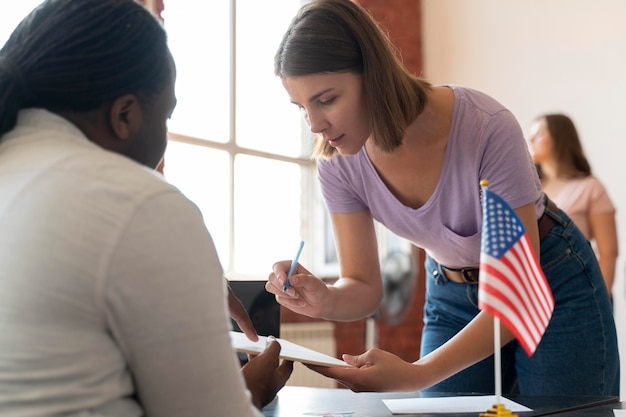 Foto gratuita mujer registrándose para votar en los estados unidos