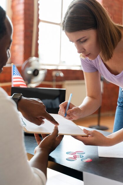 Mujer registrándose para votar en los estados unidos