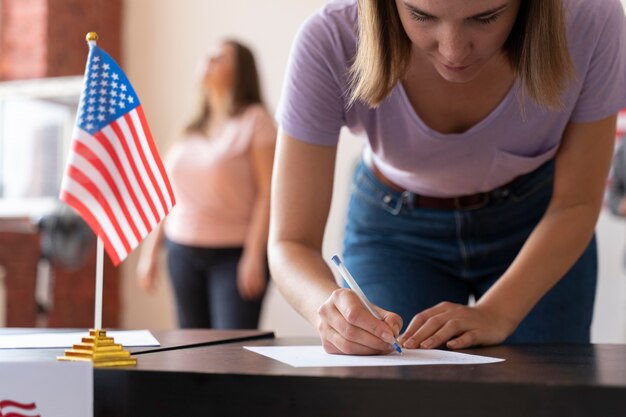 Mujer registrándose para votar en los estados unidos