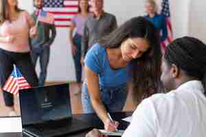 Foto gratuita mujer registrándose para votar en los estados unidos