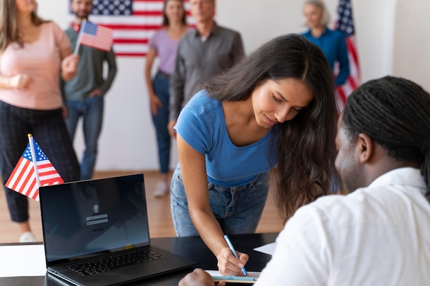 Mujer registrándose para votar en los estados unidos