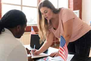 Foto gratuita mujer registrándose para votar en los estados unidos