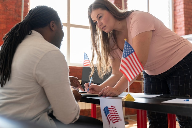 Mujer registrándose para votar en los estados unidos
