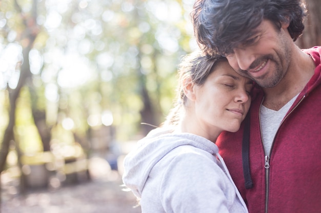 Foto gratuita mujer relajada con la cabeza sobre el pecho de su marido