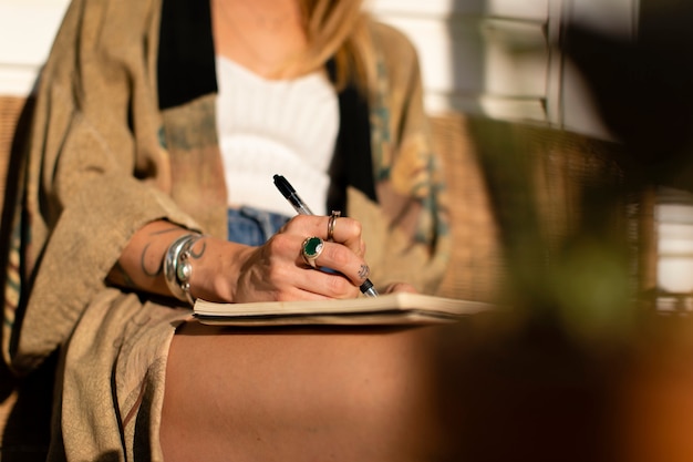 Mujer relajada escribiendo en su diario