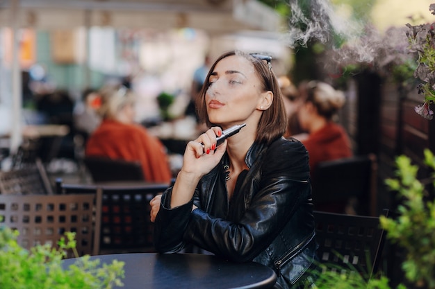 Mujer relajada fumando en un restaurante