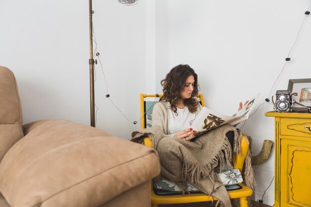 Mujer relajada leyendo el periódico