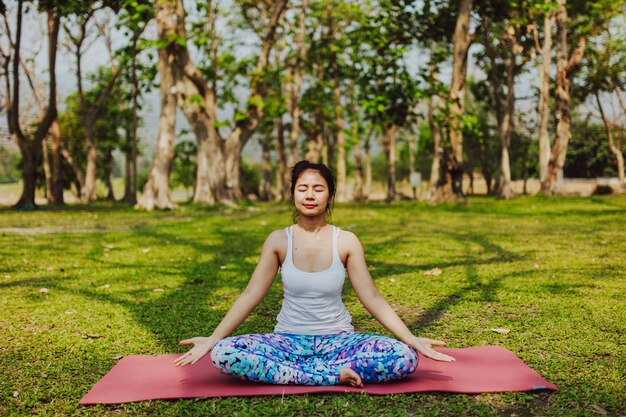 Mujer relajada meditando con los ojos cerrados