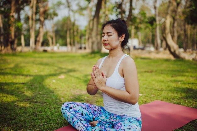 Mujer relajada meditando