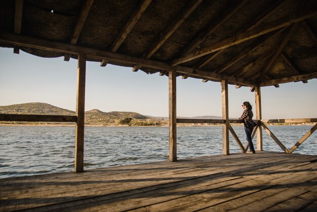 Mujer relajada mirando el lago