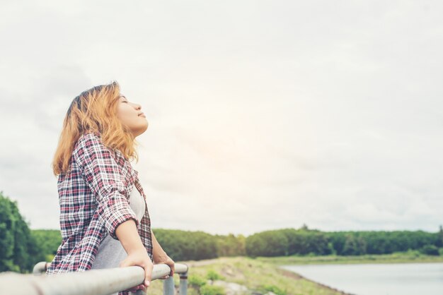 Mujer relajada respirando profundamente