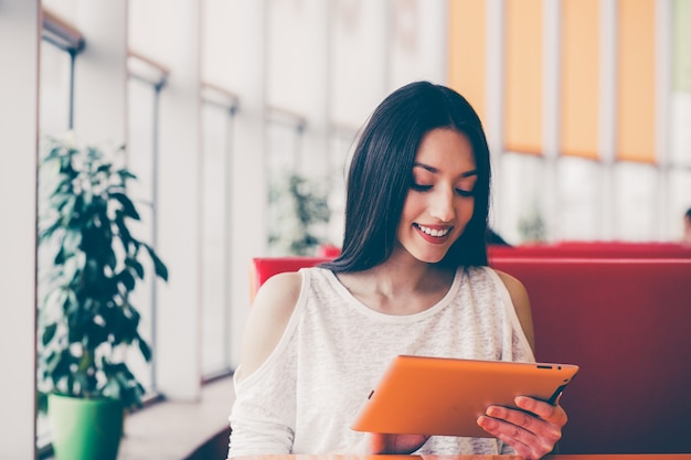 Mujer relajada revisando su correo electrónico