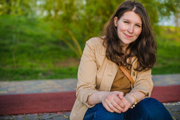 Mujer relajada sonriendo