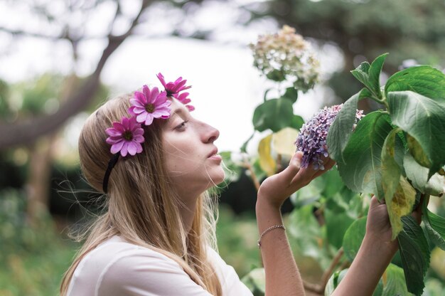 Mujer relajada sujetando una flor