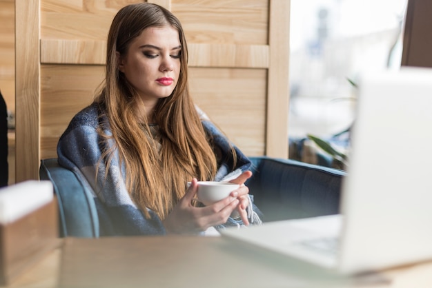 Foto gratuita mujer relajada sujetando una taza de té