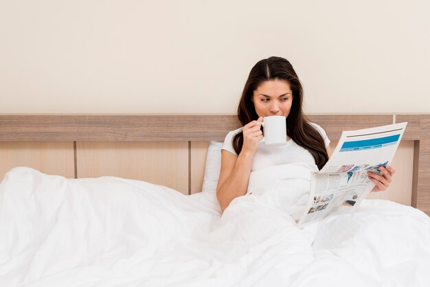 Mujer relajando en habitación de hotel