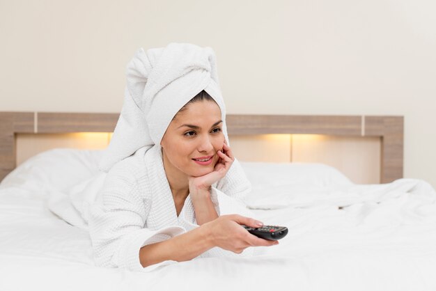 Mujer relajando en habitación de hotel