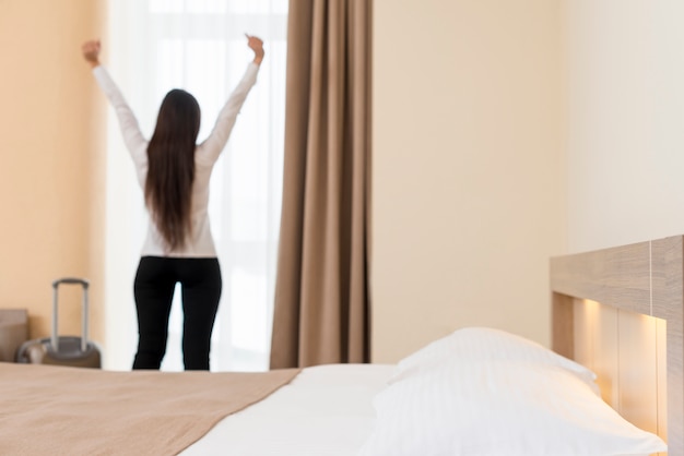 Mujer relajando en habitación de hotel