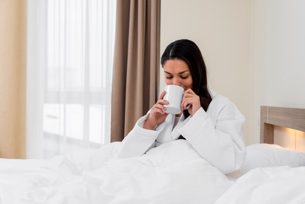 Mujer relajando en habitación de hotel