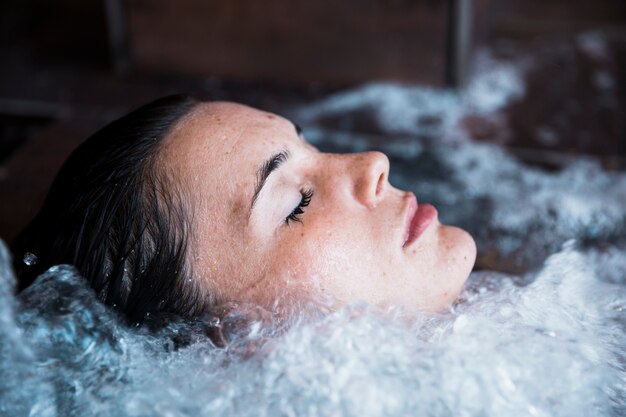 Mujer relajando en jacuzzi