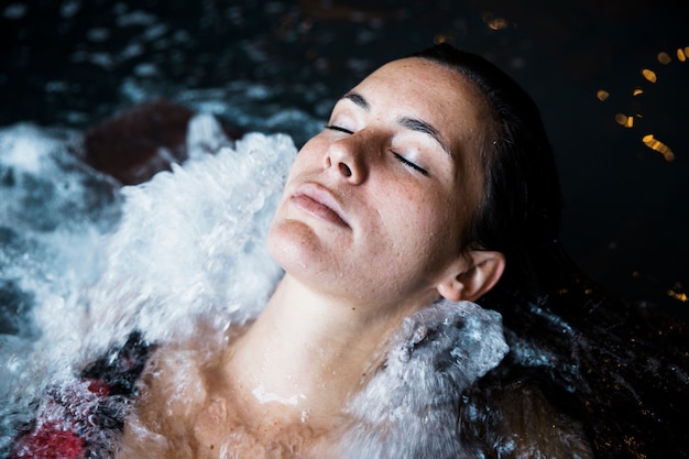 Foto gratuita mujer relajando en jacuzzi