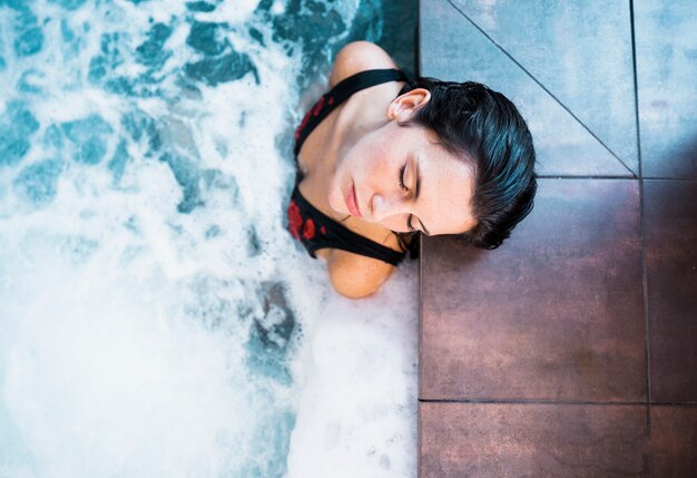 Mujer relajando en jacuzzi