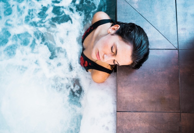 Mujer relajando en jacuzzi