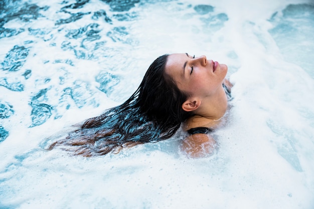 Mujer relajando en jacuzzi