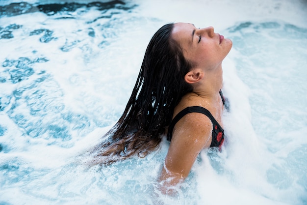 Foto gratuita mujer relajando en jacuzzi