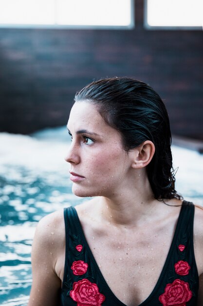 Mujer relajando en jacuzzi