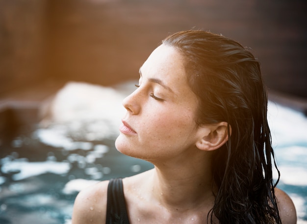 Mujer relajando en jacuzzi