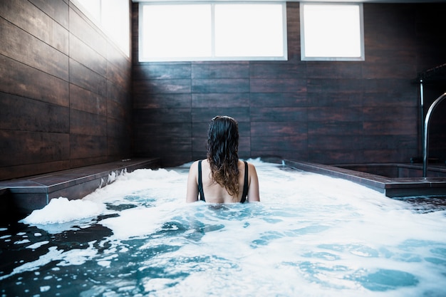 Foto gratuita mujer relajando en jacuzzi