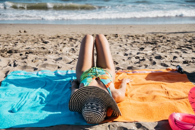 Foto gratuita mujer relajando en playa