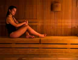 Foto gratuita mujer relajando en sauna