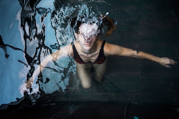 Mujer relajando en spa